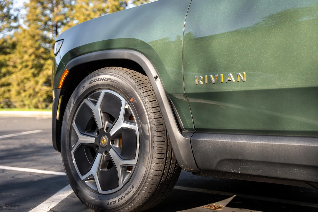 2022 Rivian R1S - Image 26 of 31