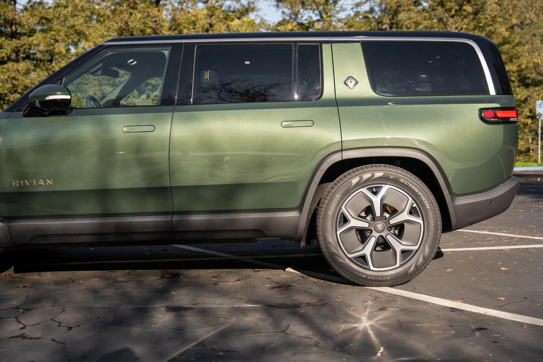 2022 Rivian R1S - Image 30 of 31