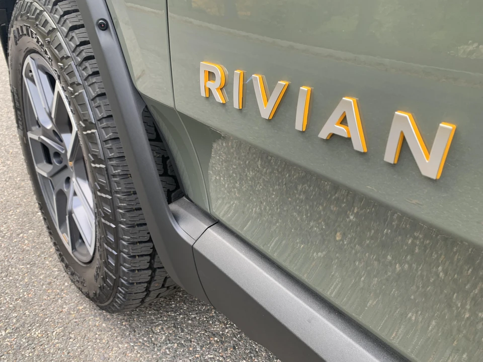 2022 Rivian R1S - Image 17 of 31