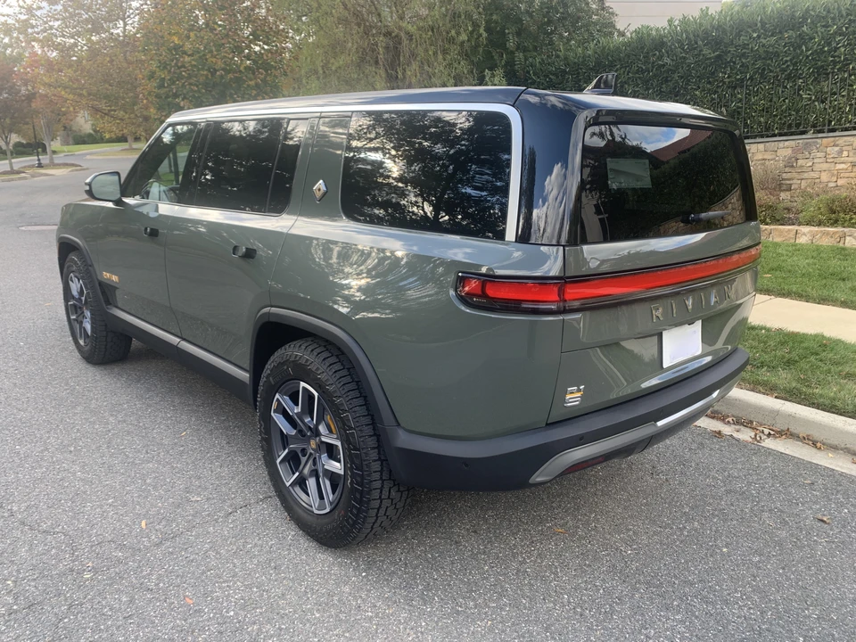 2022 Rivian R1S - Image 7 of 31