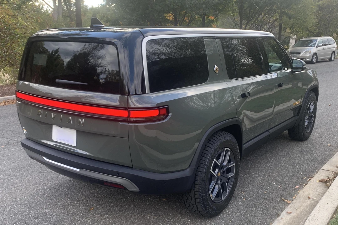 2022 Rivian R1S - Image 4 of 31