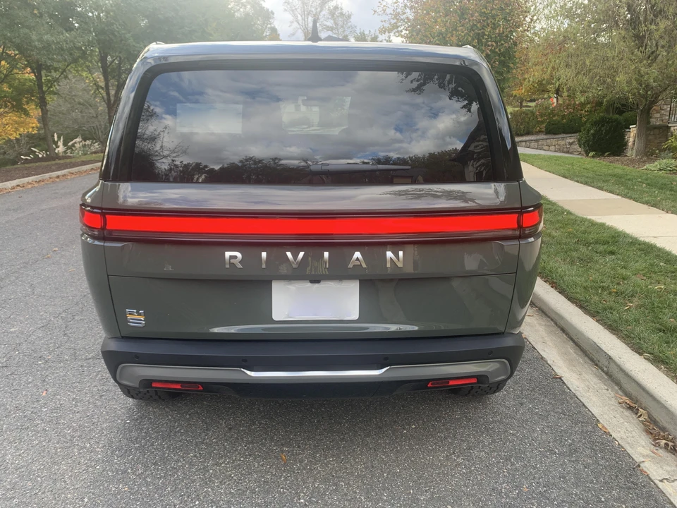 2022 Rivian R1S - Image 8 of 31