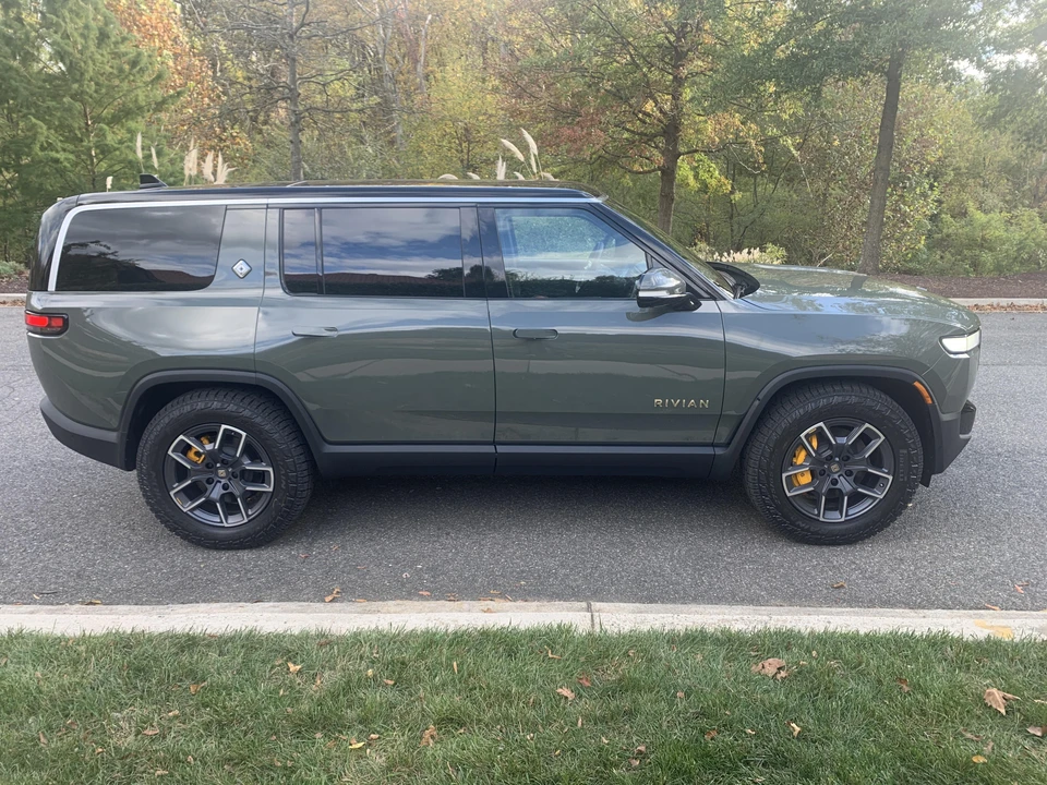2022 Rivian R1S - Image 9 of 31