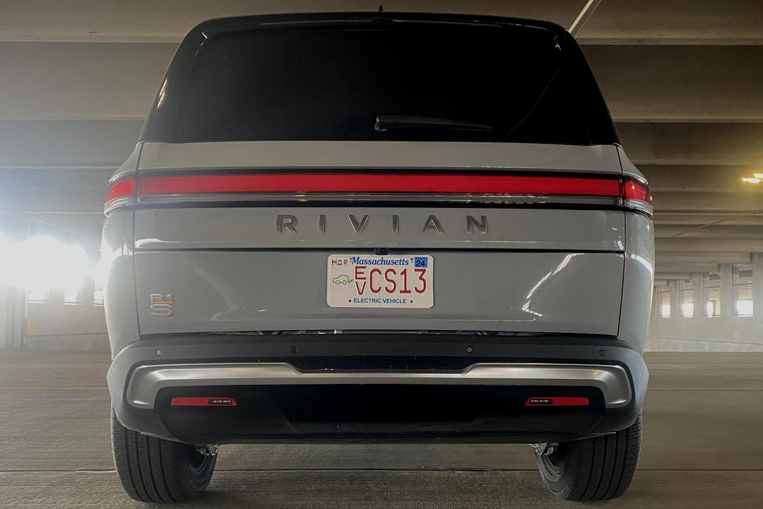 2022 Rivian R1S - Image 10 of 31
