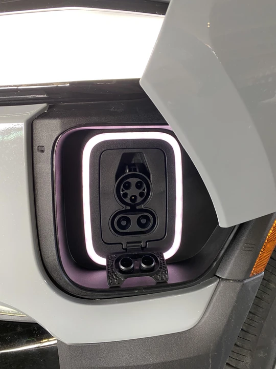 2022 Rivian R1S - Image 17 of 31