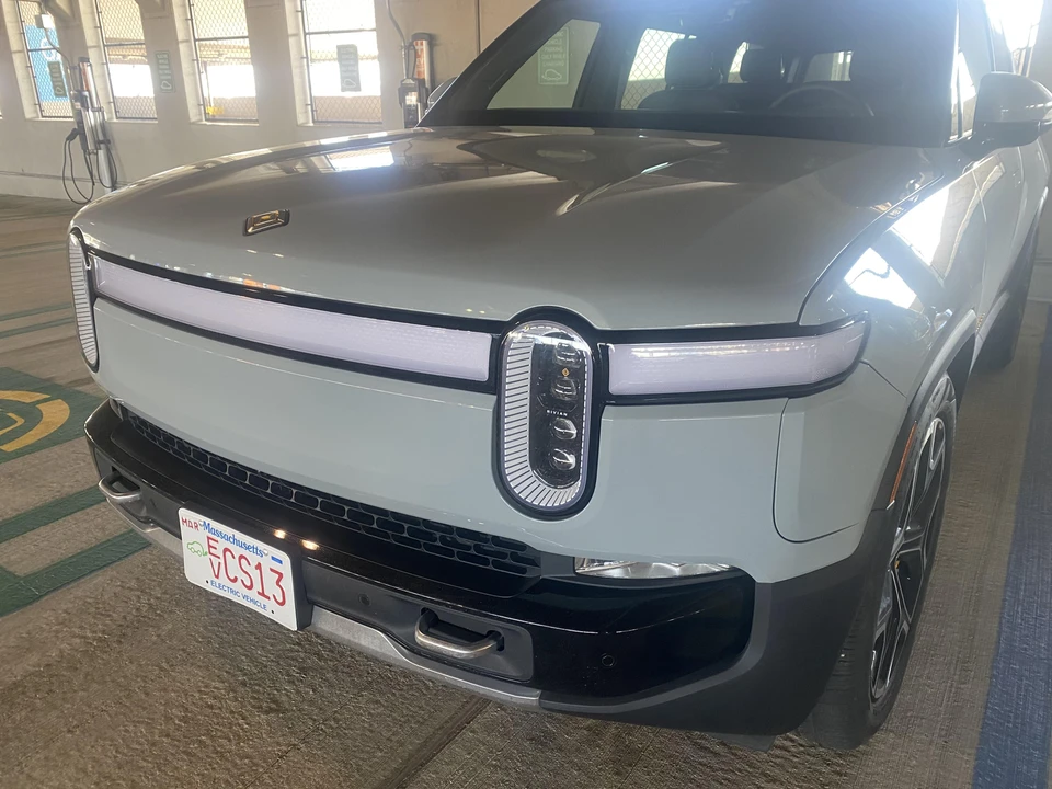 2022 Rivian R1S - Image 15 of 31