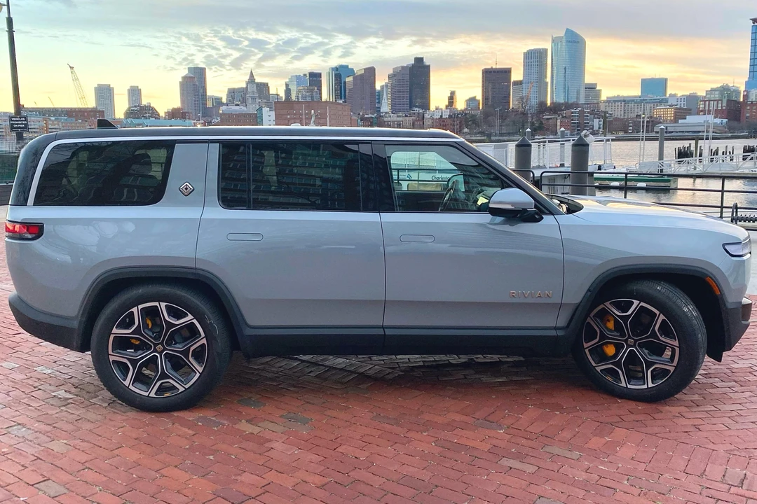 2022 Rivian R1S - Image 3 of 31