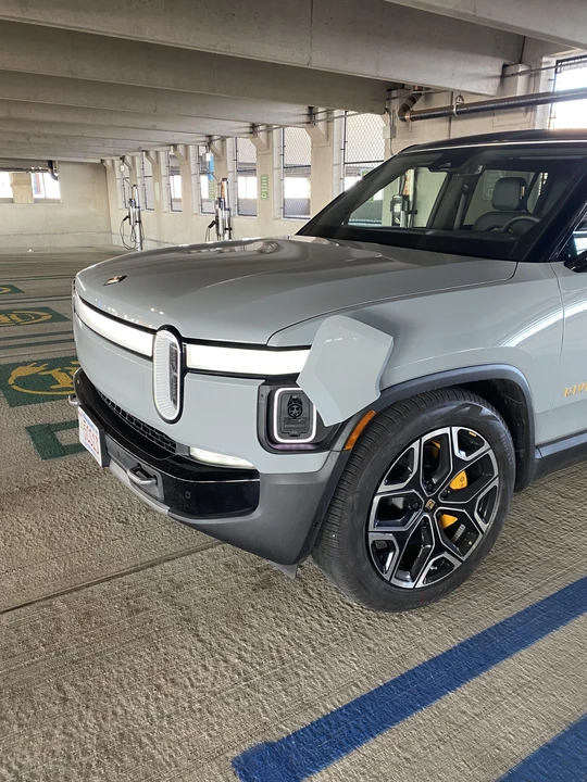 2022 Rivian R1S - Image 16 of 31