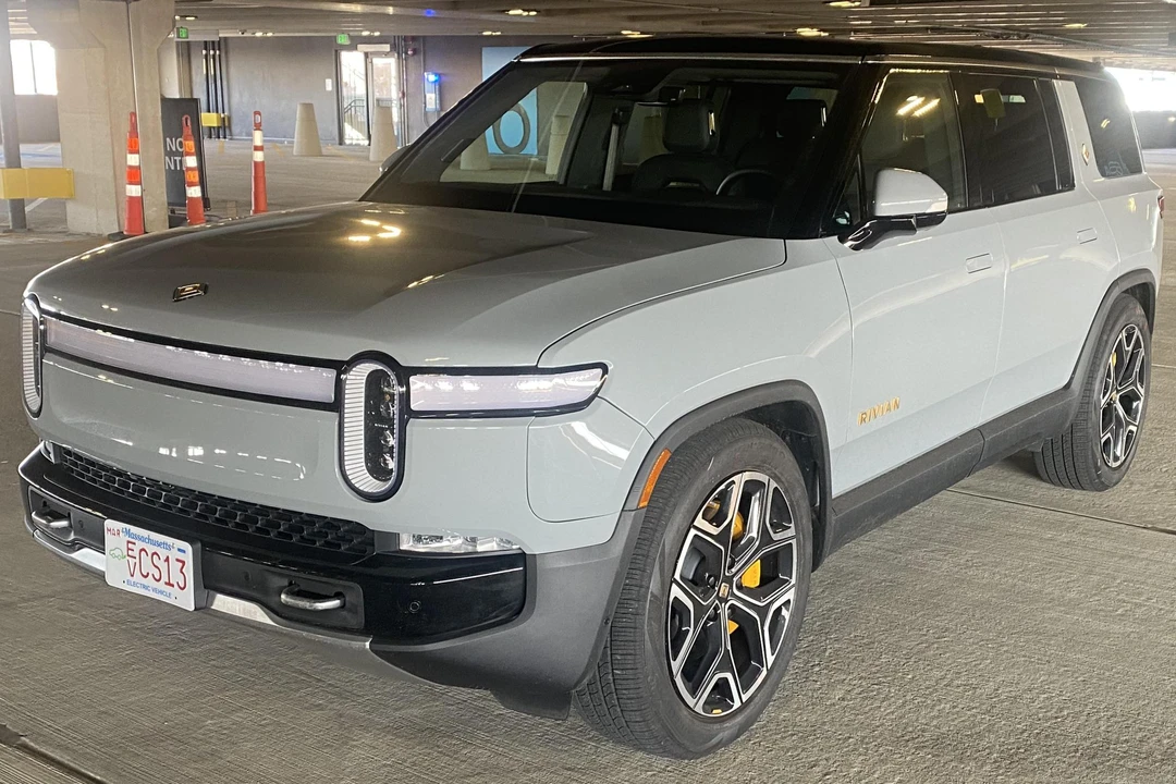 2022 Rivian R1S - Image 7 of 31