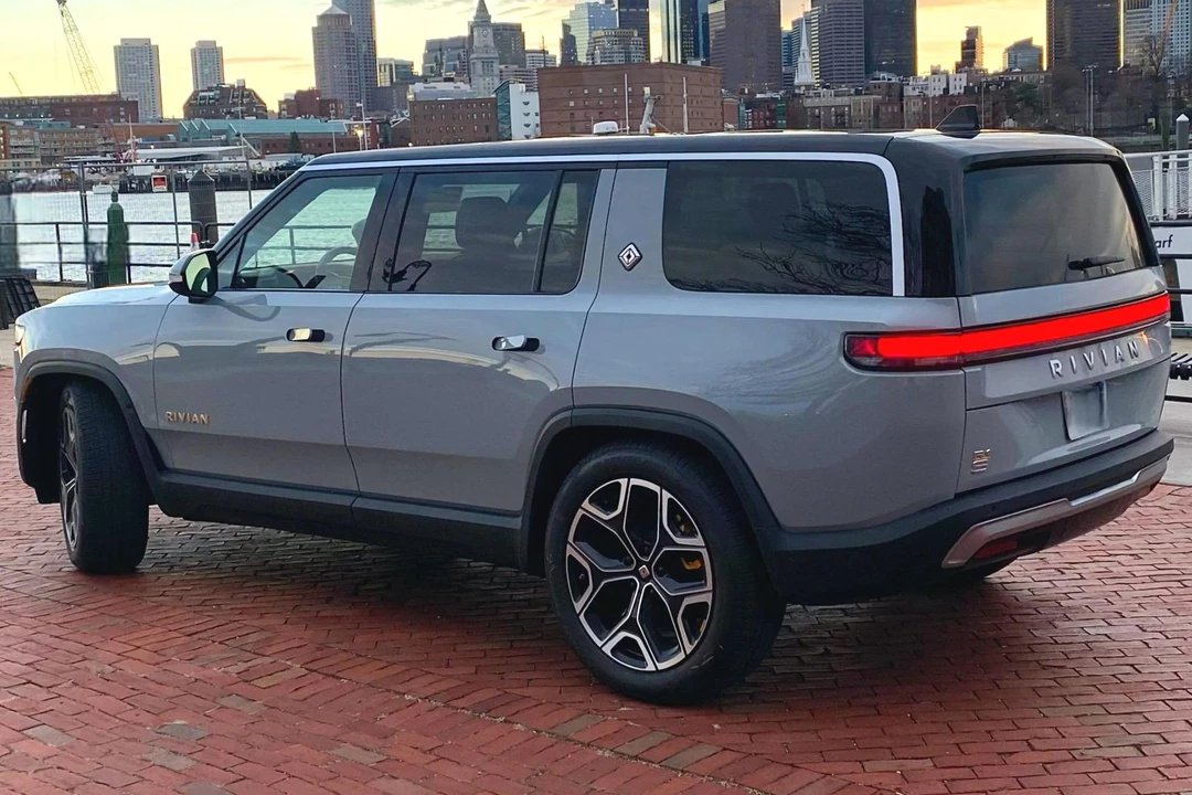2022 Rivian R1S - Image 8 of 31