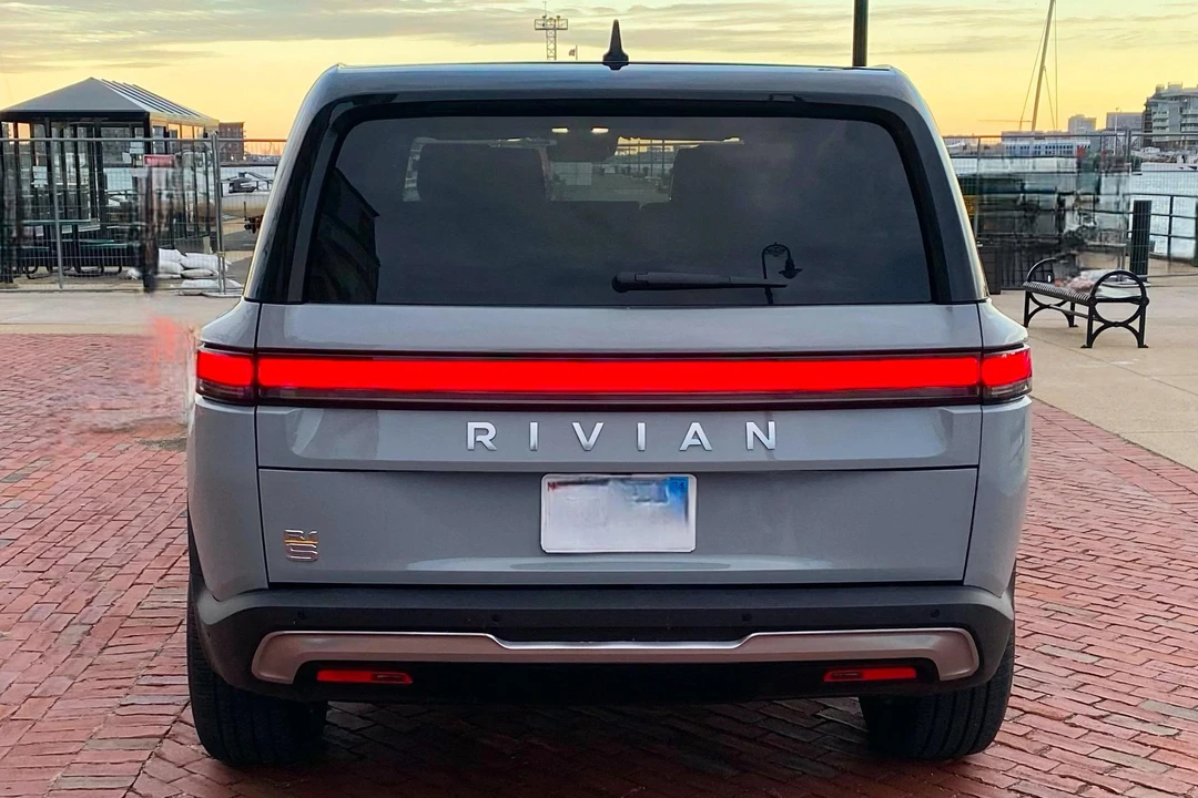 2022 Rivian R1S - Image 5 of 31