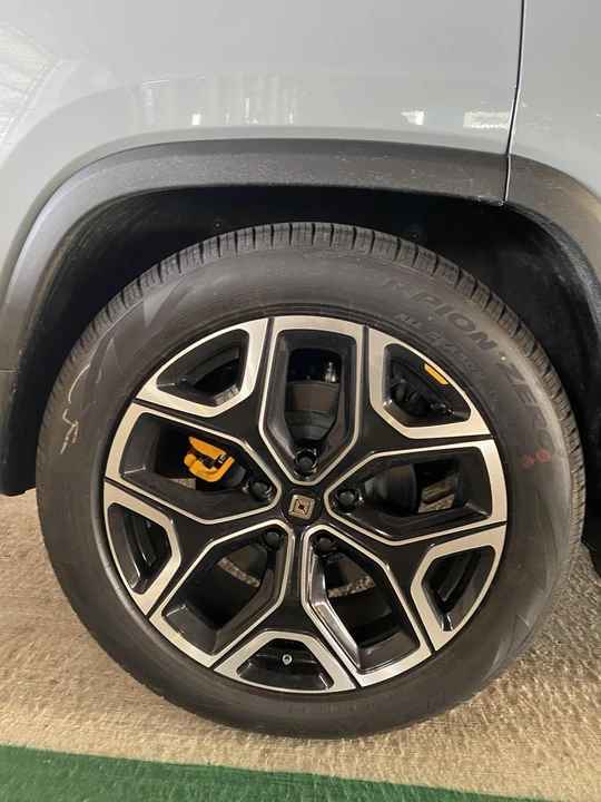 2022 Rivian R1S - Image 24 of 31