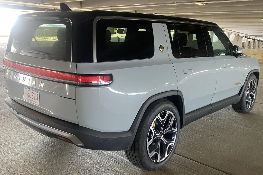 2022 Rivian R1S - Image 11 of 31
