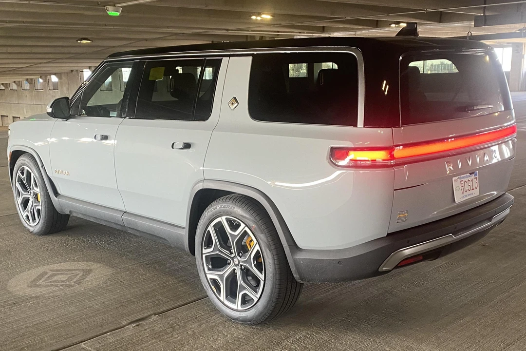 2022 Rivian R1S - Image 9 of 31