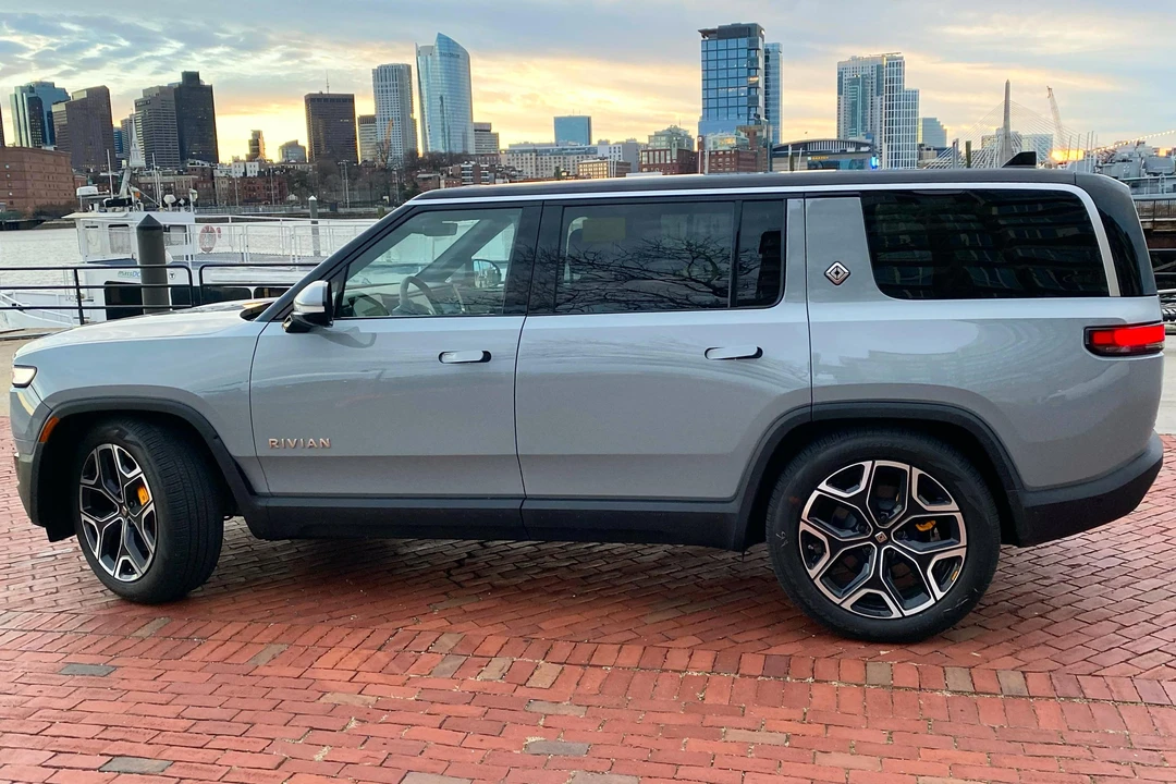 2022 Rivian R1S - Image 4 of 31