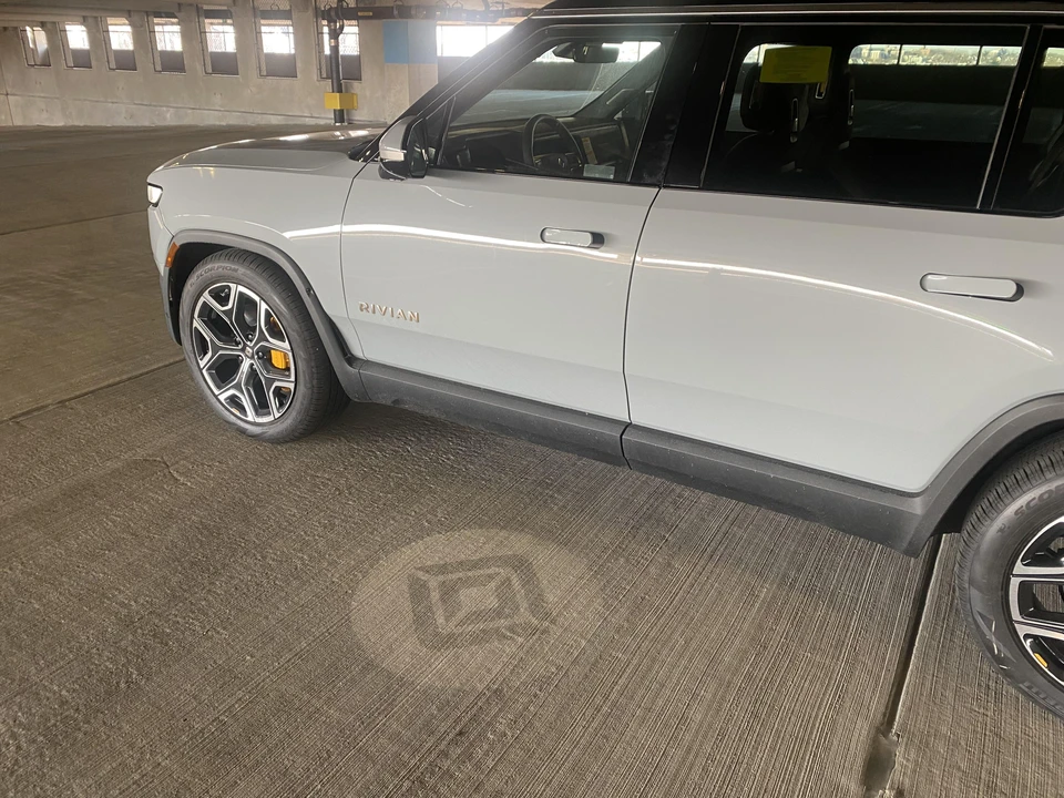 2022 Rivian R1S - Image 18 of 31
