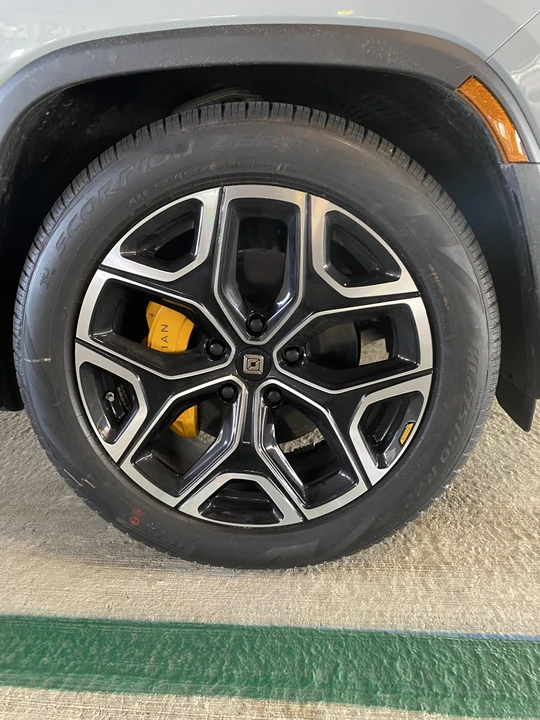 2022 Rivian R1S - Image 25 of 31