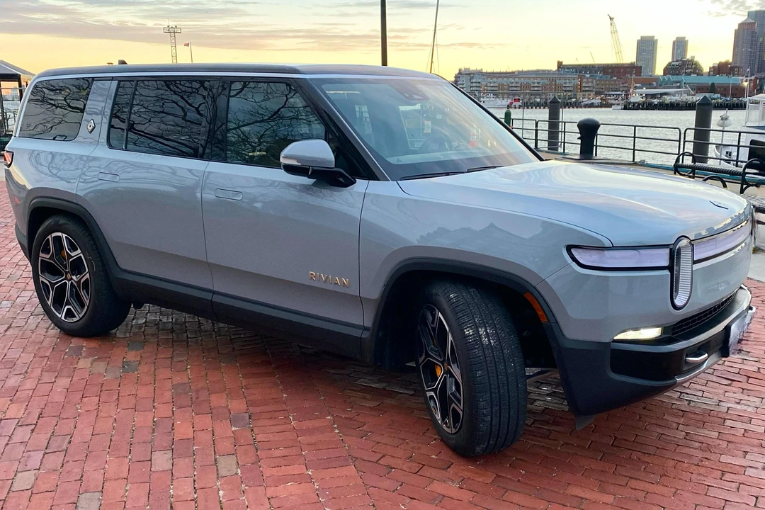 2022 Rivian R1S - Image 12 of 31