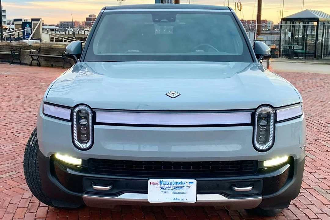 2022 Rivian R1S - Image 2 of 31