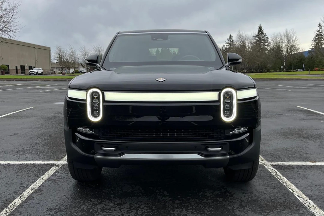 2022 Rivian R1S - Image 2 of 31