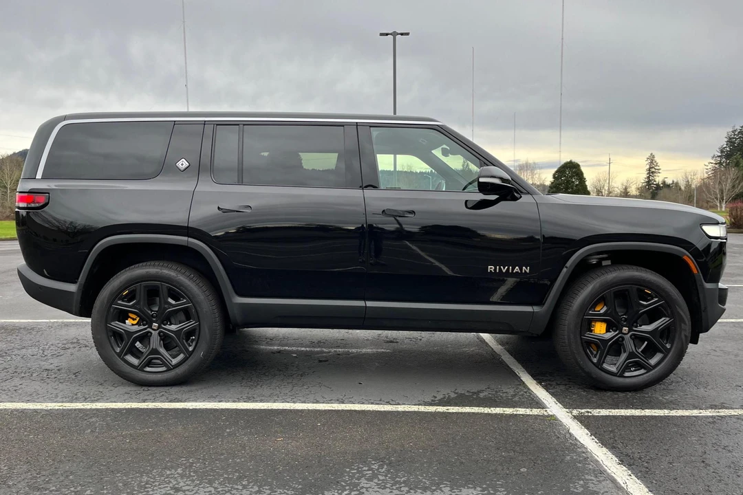 2022 Rivian R1S - Image 3 of 31