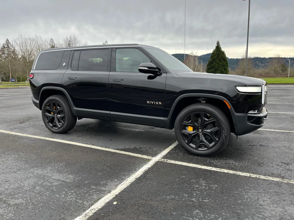 2022 Rivian R1S - Image 15 of 31