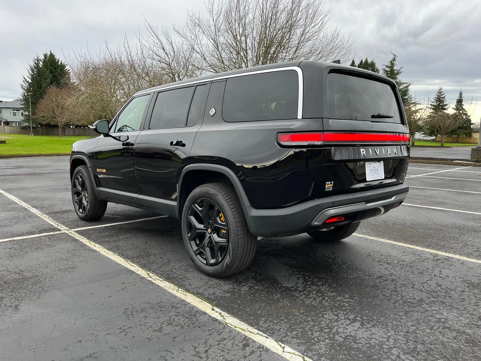 2022 Rivian R1S - Image 10 of 31