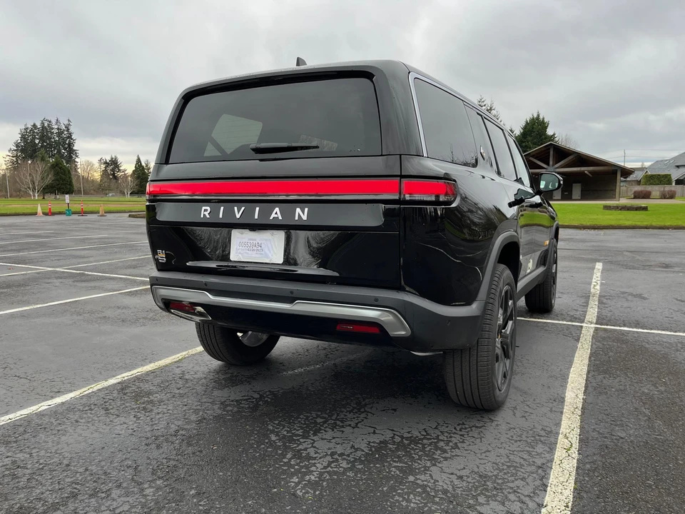 2022 Rivian R1S - Image 12 of 31