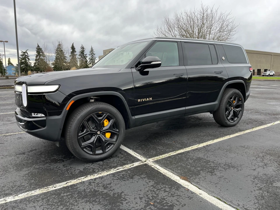 2022 Rivian R1S - Image 7 of 31