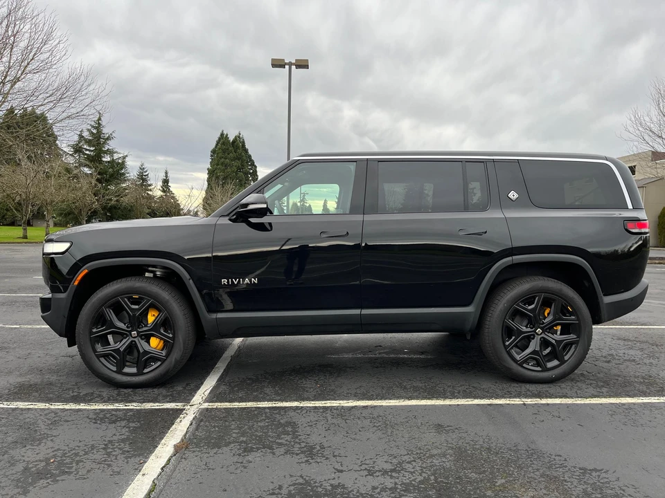 2022 Rivian R1S - Image 8 of 31