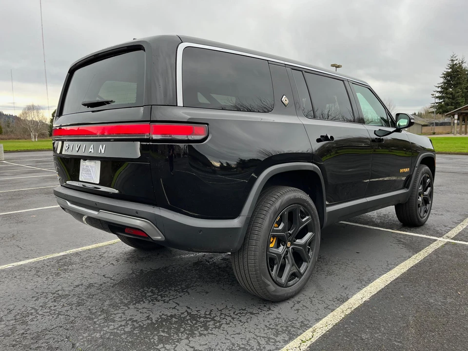 2022 Rivian R1S - Image 13 of 31