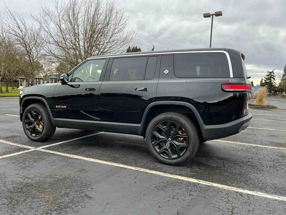 2022 Rivian R1S - Image 9 of 31