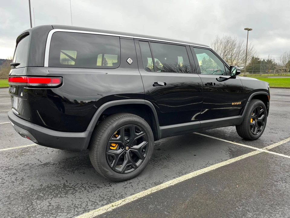 2022 Rivian R1S - Image 14 of 31