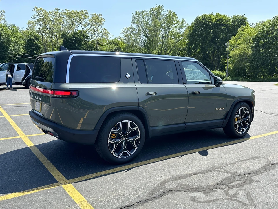 2022 Rivian R1S - Image 14 of 31