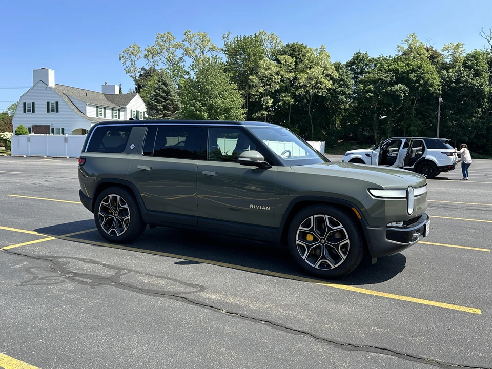 2022 Rivian R1S - Image 17 of 31