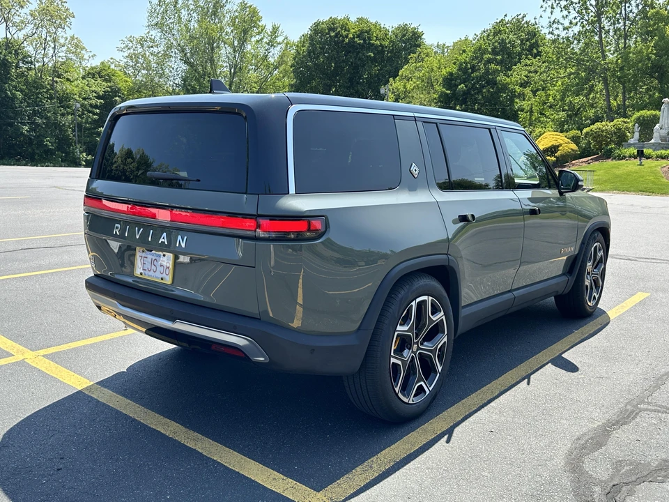 2022 Rivian R1S - Image 13 of 31