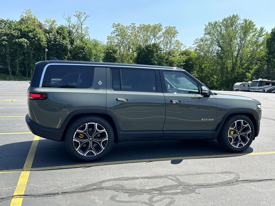 2022 Rivian R1S - Image 15 of 31
