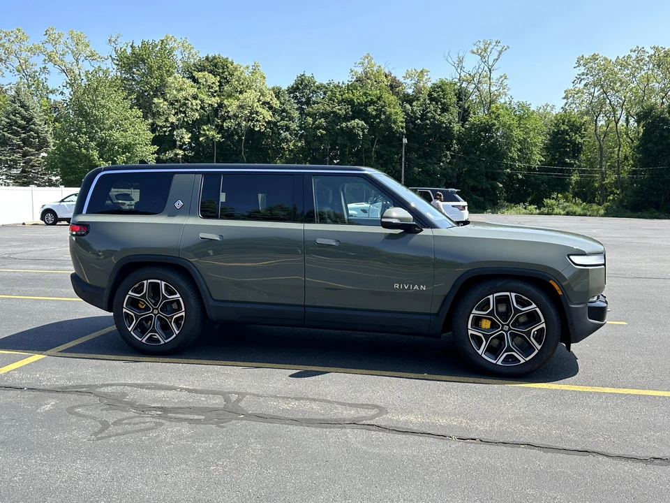 2022 Rivian R1S - Image 16 of 31