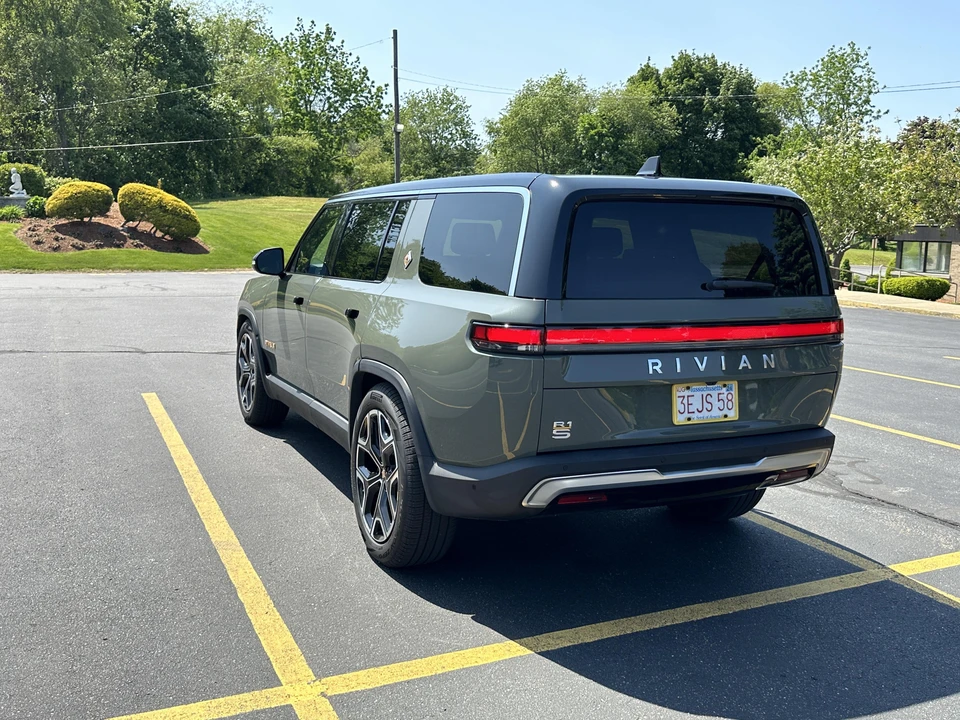 2022 Rivian R1S - Image 11 of 31