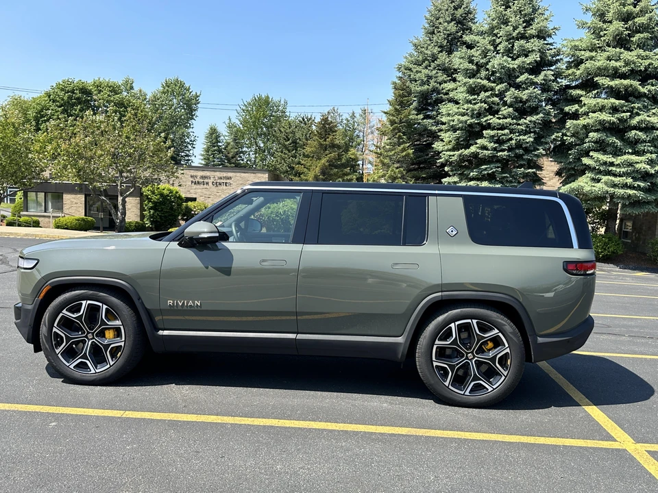 2022 Rivian R1S - Image 9 of 31