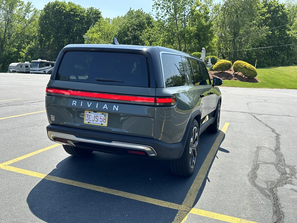 2022 Rivian R1S - Image 12 of 31