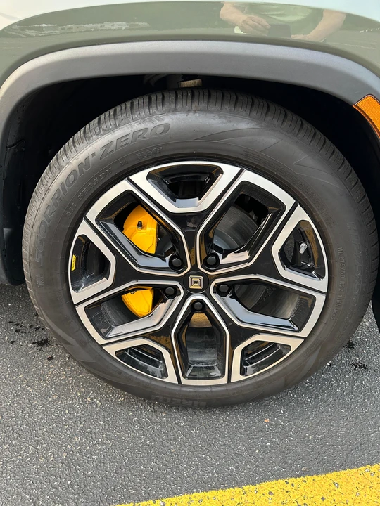 2022 Rivian R1S - Image 26 of 31