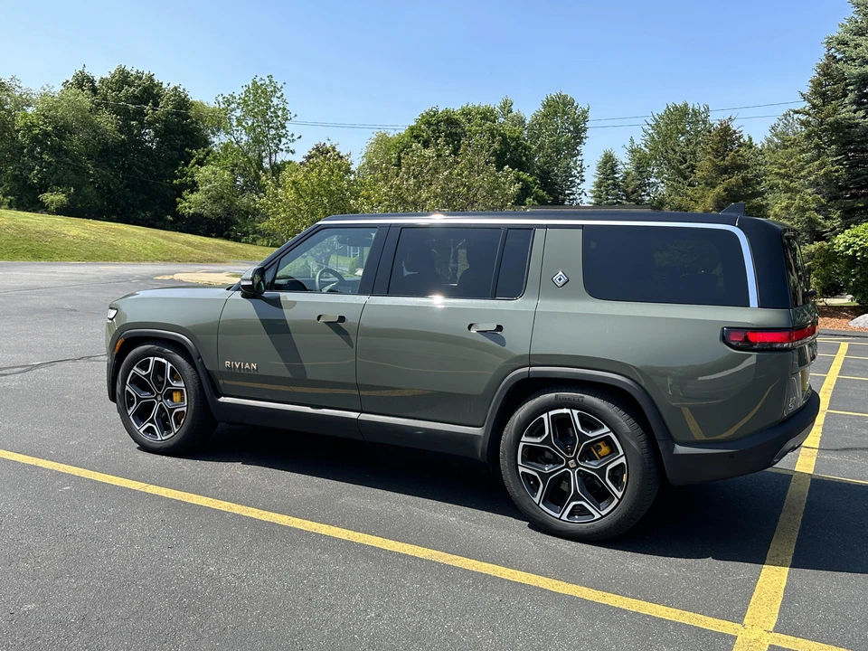 2022 Rivian R1S - Image 10 of 31