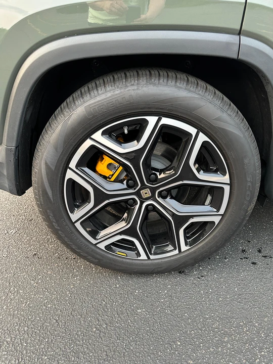 2022 Rivian R1S - Image 25 of 31