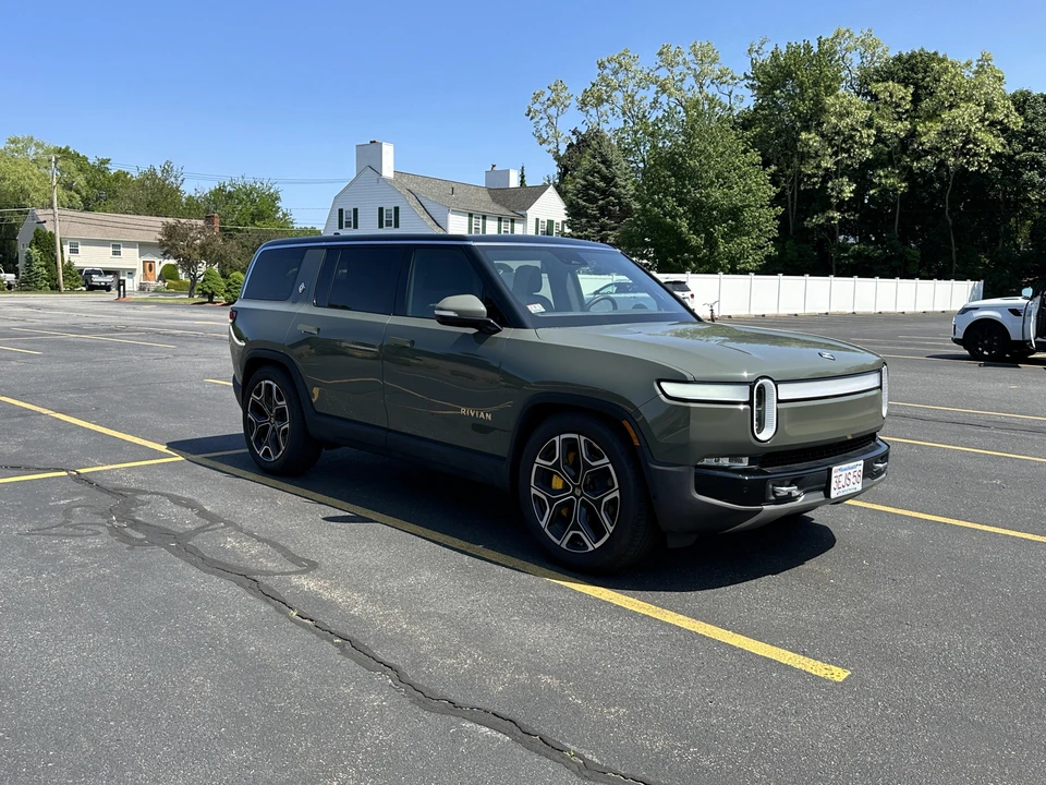 2022 Rivian R1S - Image 18 of 31
