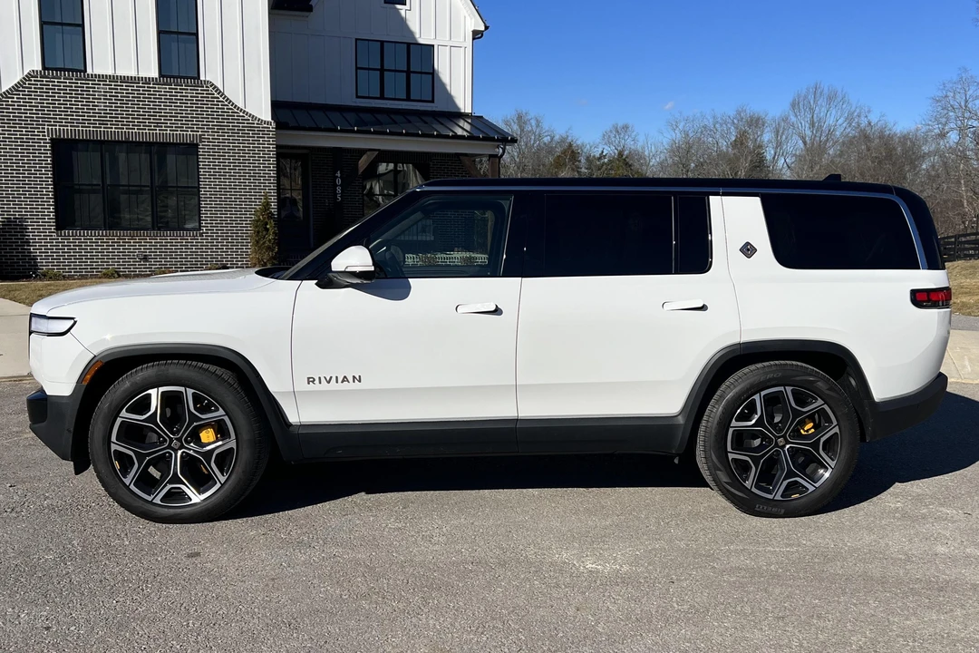 2022 Rivian R1S - Image 3 of 31