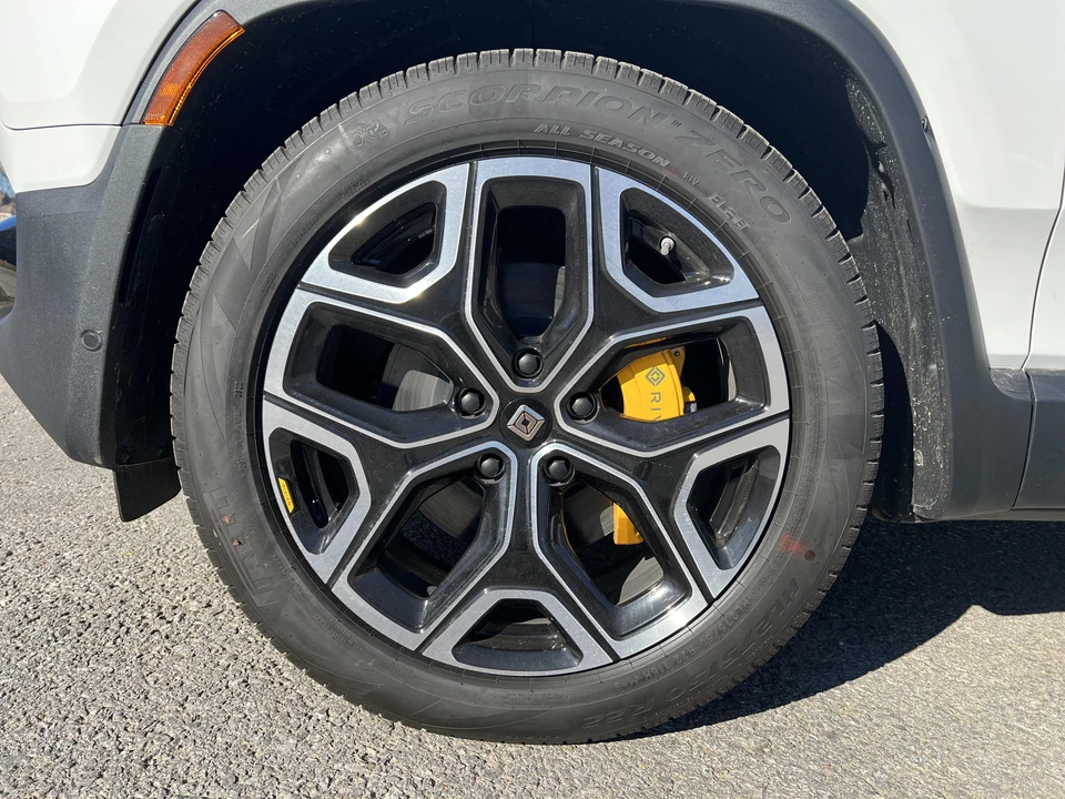 2022 Rivian R1S - Image 28 of 31