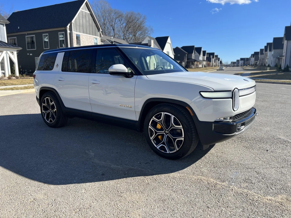 2022 Rivian R1S - Image 15 of 31