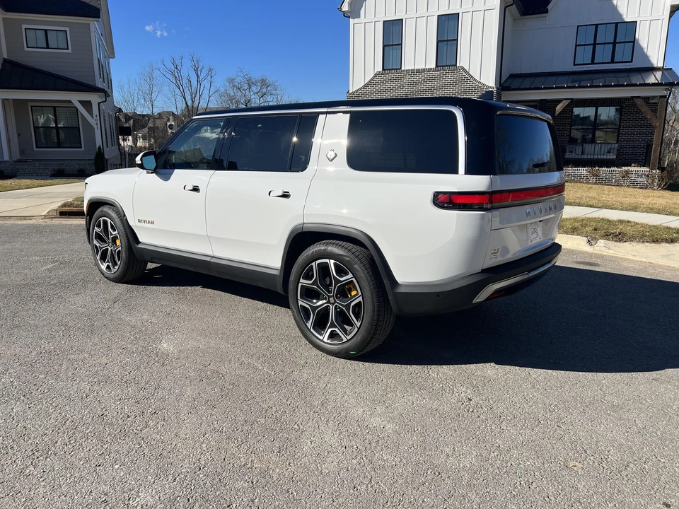 2022 Rivian R1S - Image 10 of 31
