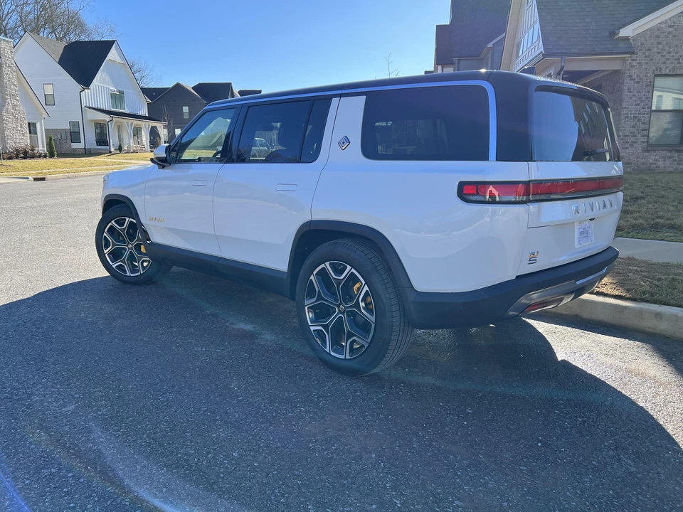2022 Rivian R1S - Image 11 of 31